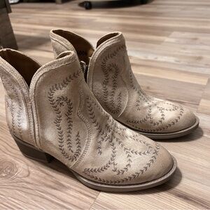 Sterling River Women's Ankle Boots